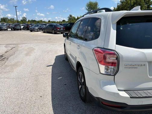 Crystal White Pearl 2017 Subaru Forester 2.5i Premium