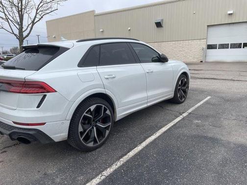 Glacier White Metallic 2024 Audi RS Q8 4.0T quattro