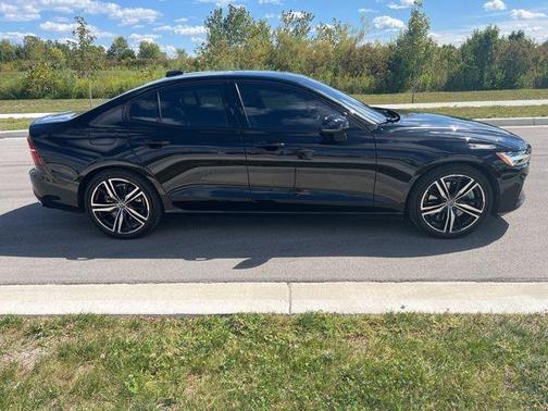 2022 Volvo S60 Recharge Plug-In Hybrid T8 R-Design Expression Extended Range