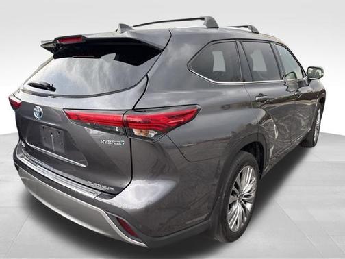 2022 Toyota Highlander Hybrid Platinum