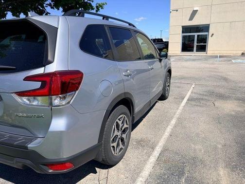 Ice Silver Metallic 2023 Subaru Forester Premium