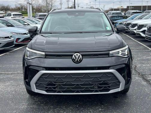 Deep Black Pearl Effect 2025 Volkswagen Taos 1.5T SE
