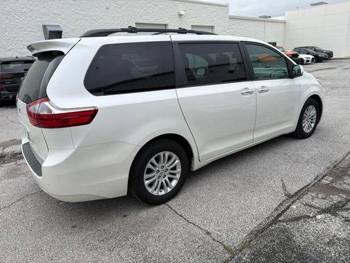 Blizzard Pearl 2017 Toyota Sienna XLE