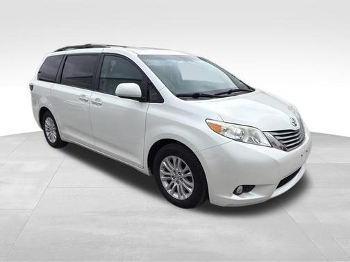 Blizzard Pearl 2017 Toyota Sienna XLE