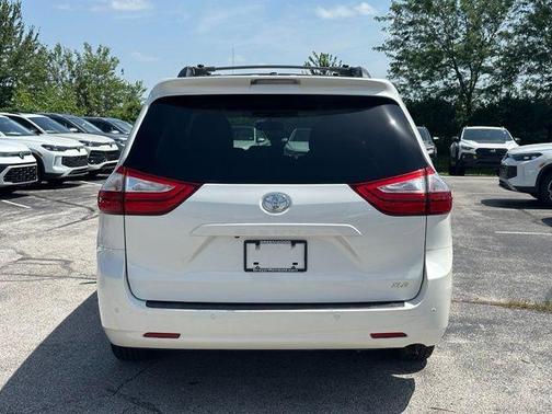 Blizzard Pearl 2017 Toyota Sienna XLE