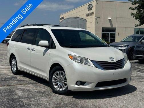 Blizzard Pearl 2017 Toyota Sienna XLE
