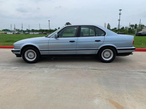 Blue 1990 BMW 535 i
