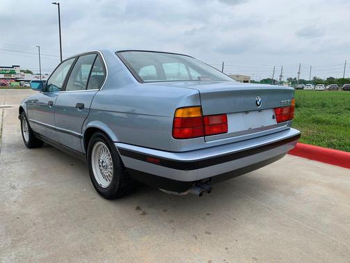 Blue 1990 BMW 535 i