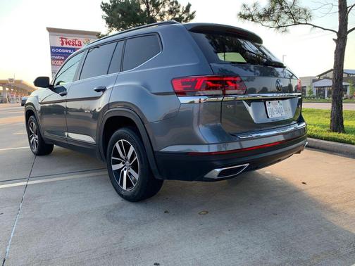 Platinum Gray Metallic 2021 Volkswagen Atlas 2.0T SE