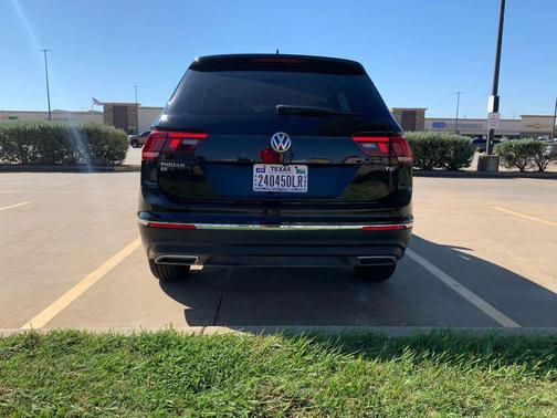 Deep Black Pearl Metallic 2018 Volkswagen Tiguan 2.0T SE