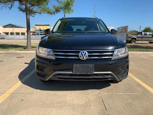 Deep Black Pearl Metallic 2018 Volkswagen Tiguan 2.0T SE