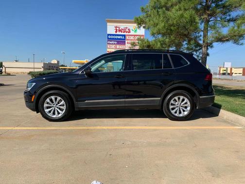 Deep Black Pearl Metallic 2018 Volkswagen Tiguan 2.0T SE