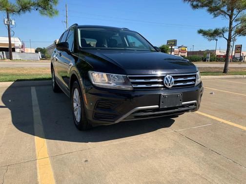 Deep Black Pearl Metallic 2018 Volkswagen Tiguan 2.0T SE