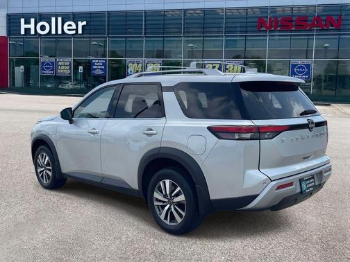 Brilliant Silver Metallic 2025 Nissan Pathfinder SL