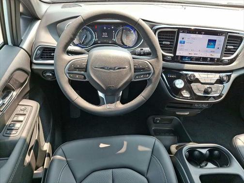 2025 Chrysler Voyager LX