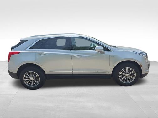Radiant Silver Metallic 2019 Cadillac XT5 Luxury