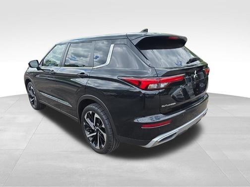 Black 2022 Mitsubishi Outlander SE