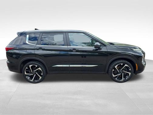 Black 2022 Mitsubishi Outlander SE