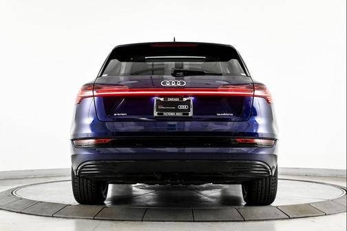 2022 Audi e-tron Premium Plus