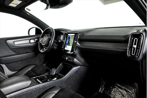 2022 Volvo XC40 T5 R-Design