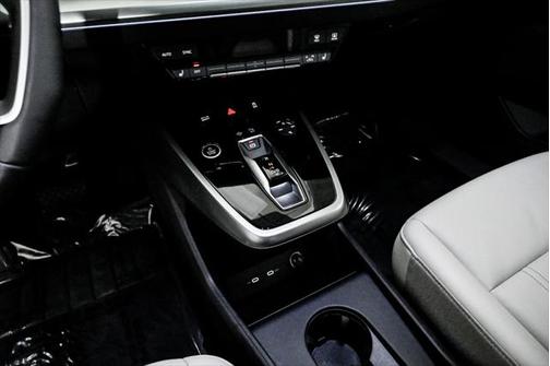 2022 Audi e-tron Premium Plus