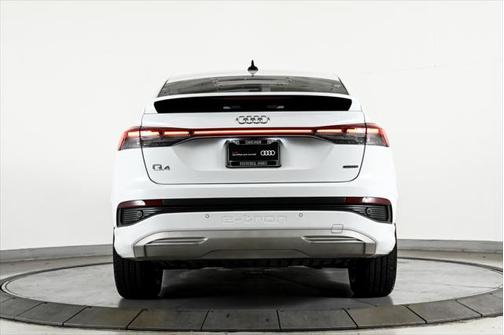 2022 Audi e-tron Premium Plus