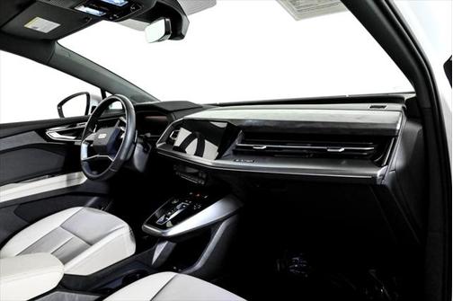 2022 Audi e-tron Premium Plus