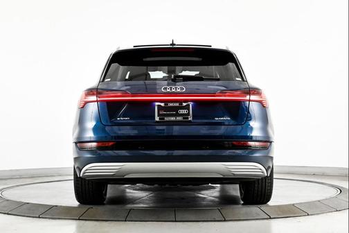 2022 Audi e-tron Premium Plus