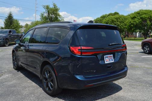 Fathom Blue Pearlcoat 2023 Chrysler Pacifica Limited
