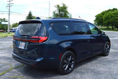 Fathom Blue Pearlcoat 2023 Chrysler Pacifica Limited