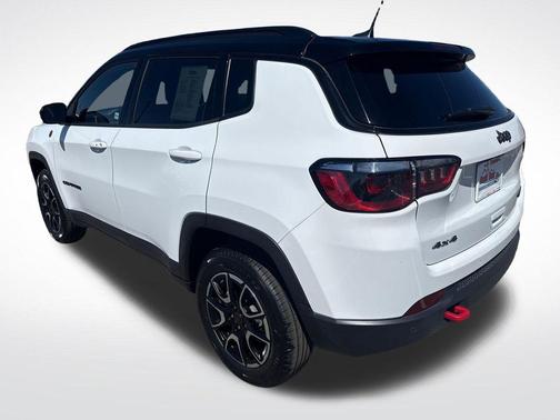 Bright White Clearcoat 2025 Jeep Compass Trailhawk