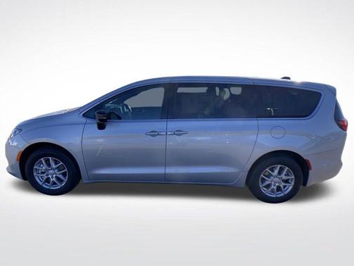 Silver Mist Clearcoat 2026 Chrysler Voyager LX