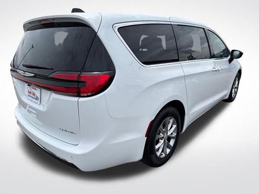 Bright White Clearcoat 2026 Chrysler Pacifica Limited