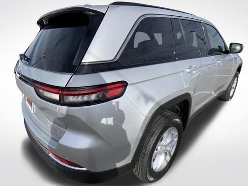 Silver Zynith 2026 Jeep Grand Cherokee Laredo