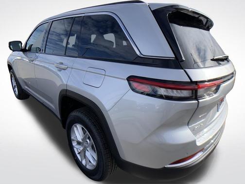 Silver Zynith 2026 Jeep Grand Cherokee Laredo