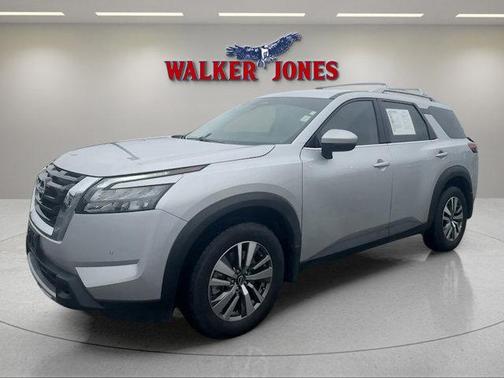 Brilliant Silver Metallic 2025 Nissan Pathfinder SL