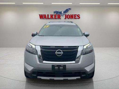 Brilliant Silver Metallic 2025 Nissan Pathfinder SL