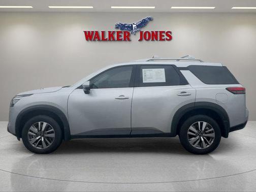 Brilliant Silver Metallic 2025 Nissan Pathfinder SL