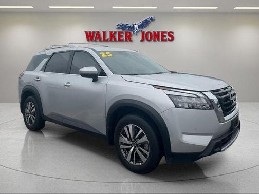 Brilliant Silver Metallic 2025 Nissan Pathfinder SL