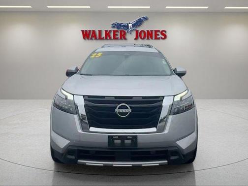 Brilliant Silver Metallic 2025 Nissan Pathfinder SL