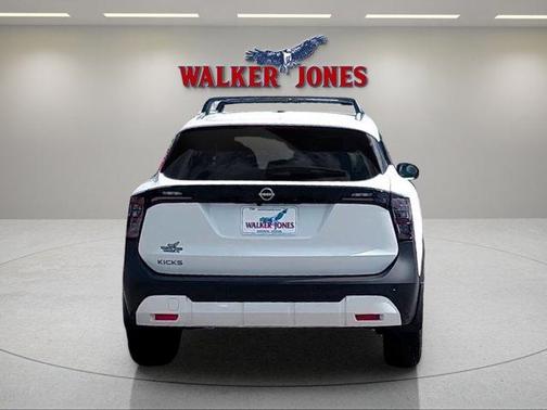 Aspen White Tri 2026 Nissan Kicks SV