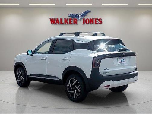 Aspen White Tri 2026 Nissan Kicks SV