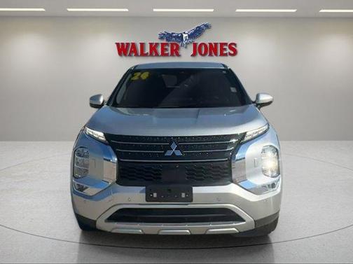 Silver 2024 Mitsubishi Outlander SE