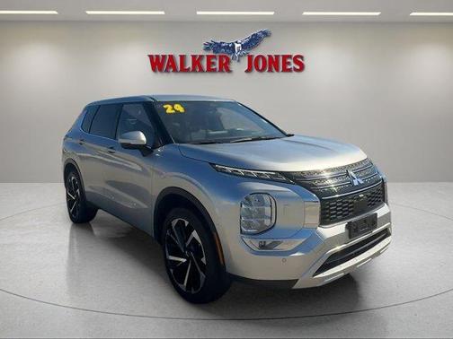 Silver 2024 Mitsubishi Outlander SE
