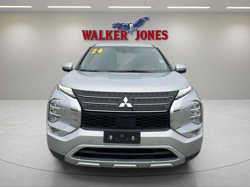 Silver 2024 Mitsubishi Outlander SE