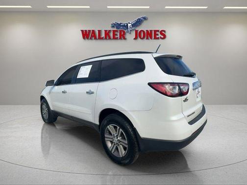 Iridescent Pearl Tricoat 2017 Chevrolet Traverse 2LT