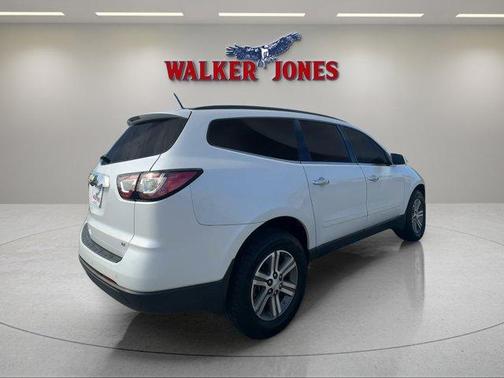 Iridescent Pearl Tricoat 2017 Chevrolet Traverse 2LT