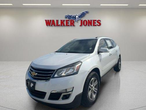 Iridescent Pearl Tricoat 2017 Chevrolet Traverse 2LT