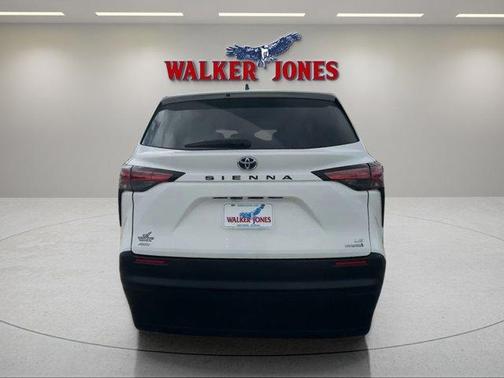 2022 Toyota Sienna LE