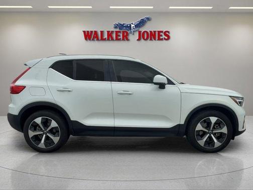 2023 Volvo XC40 B5 Plus Bright Theme